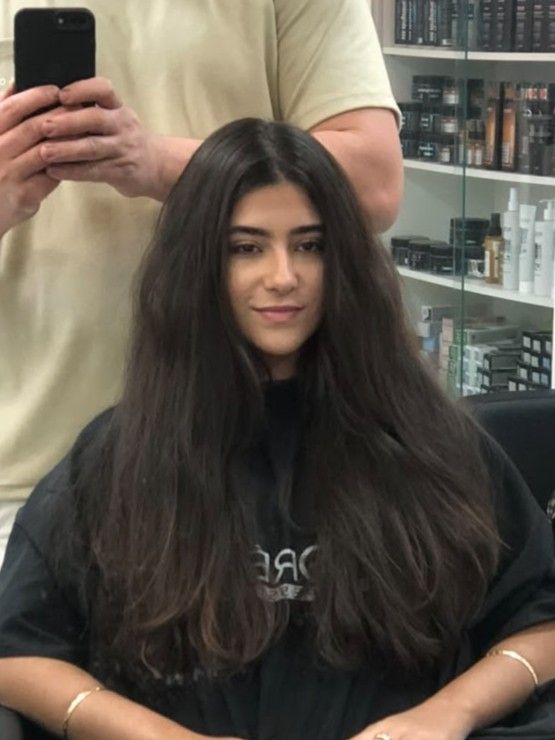 Antes: cabelo longo castanho escuro, visto de costas, ondulado e com frizz